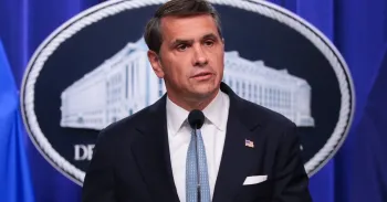 O procurador-geral interino dos EUA, Todd Blanche, fala durante uma coletiva de imprensa no pr�dio do Departamento de Justi�a Robert F. Kennedy, em 5 de agosto de 2026, em Washington, D.C. Foto por ANNA MONEYMAKER / GETTY IMAGES NORTH AMERICA / GETTY IMAGES VIA AFP