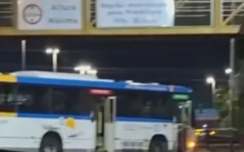 �nibus foi usado como barricada na Avenida Ayrton Senna, na Gard�nia Azul - Reprodu��o / Redes Sociais