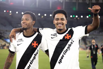 Tch� Tch� e Brenner comemoram a classifica��o do Vasco �s quartas de final da Copa do Brasil 2026 - Foto: Matheus Lima/Vasco da Gama