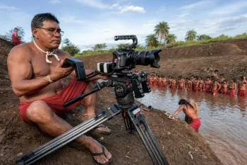 Divino Tserewah�, cineasta xavante, em cena do document�rio