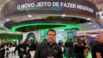 Flavio Mata, CEO da AgriConnection, em frente ao estande da empresa na edi��o 2025 do Congresso da Andav