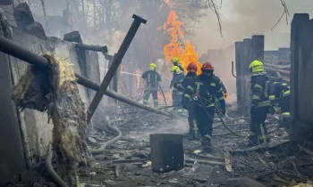 Opera��es ocorrem em meio a uma ofensiva cont�nua da R�ssia, que j� dura mais de quatro anos. (UKRAINIAN EMERGENCY SERVICE / AFP)