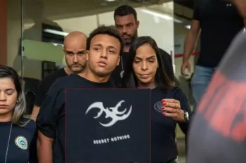 Vitor Hugo Simonin na delegacia de Copacabana com camisa com frase atribu�da ao movimento red pill Foto: Ana Branco / Ag�ncia O Globo / 04-03-2026