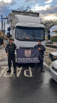 Policiais Militares recuperaram um caminh�o roubado na Avenida Brasil, em Bangu (Foto: Divulga��o/PMERJ)
