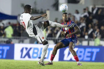 Disputa de bola entre Robert Renan e Jean Lucas em Vasco x Bahia, em S�o Janu�rio (RJ), pelo Brasileir�o 2026 - Foto: Rafael Rodrigues/EC Bahia