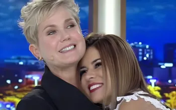 Xuxa Meneghel e Mara Maravilha durante o Programa Xuxa Meneghel, em 2015 (Foto: Reprodu��o/Record)