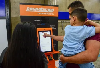 Para otimizar o atendimento e garantir a seguran�a, a tecnologia conta com leitor biom�trico para requisi��es de documentos, al�m de scanner integrado para digitalizar certid�es e comprovantes exigidos. Foto: Divulga��o/Governo de S�o Paulo