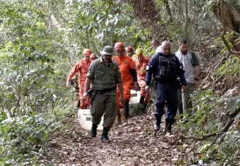 Quatro morrem em queda de helic�ptero perto da Vista Chinesa, na Zona Sul do Rio - Na foto, corpos das v�timas s�o retirados da mata. Foto: Ana Branco / Ag�ncia O Globo