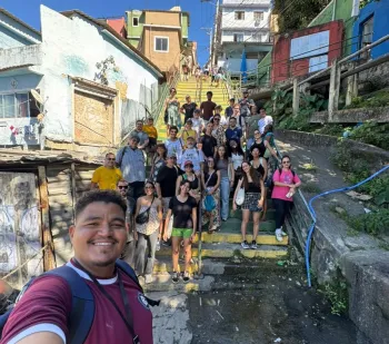 Cosme Felippsen, fundador do Rol� dos Favelados, conduz turistas na Provid�ncia. Foto: Arquivo pessoal