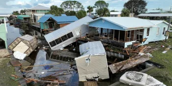 Propriedade danificada ap�s passagem do furac�o Idalia em Horseshoe Beach, na Fl�rida (JULIO CESAR CHAVEZ/Reuters)