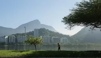 Carioca aproveita o dia de calor em pleno inverno para se exercitar na Lagoa (Foto: Fabiano Rocha)