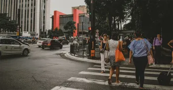 O estudo buscou otimizar a opera��o e a gest�o de interse��es vi�rias, especialmente aquelas com frequentes impasses entre pedestres e ve�culos (Foto: Matheus Natan/Pexels)