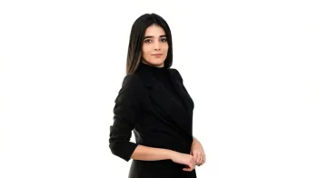 A advogada Ana Luiza Moura orienta sobre os direitos dos passageiros em caso de atraso e cancelamento de voos (Ajustada por IA)