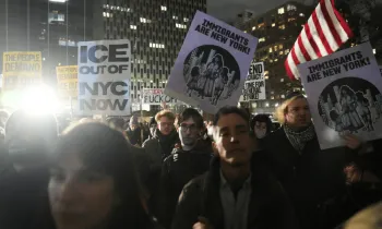 Pessoas participam de um protesto contra o Servi�o de Imigra��o e Alf�ndega (ICE) em Nova York, em 7 de janeiro de 2026, ap�s um agente do ICE ter matado a tiros uma mulher em Minneapolis. (Foto de Bryan R. Smith / AFP)