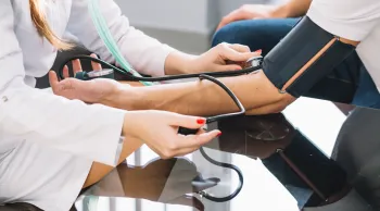 Longos per�odos sentado comprometem a circula��o sangu�nea e, quando associados a outros fatores de risco, podem favorecer o desenvolvimento da trombose