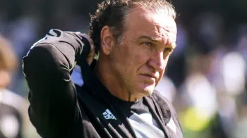 Cuca durante a partida contra o Athletico-PR, na Vila Belmiro.