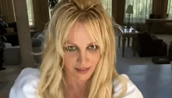 Na postagem, Britney compartilhou uma imagem em que o homem aparece ao fundo enquanto passa aspirador no ch�o. Reprodu��o/Instagram/britneyspears