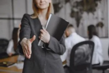 An�lise da Sim Carreira com base no Novo CAGED mostra saldo negativo de 1.622 vagas entre trabalhadores com ensino superior completo ou acima, apesar do resultado positivo no mercado formal como um todo