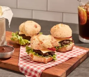 P�o de queijo recheado com hamb�rguer