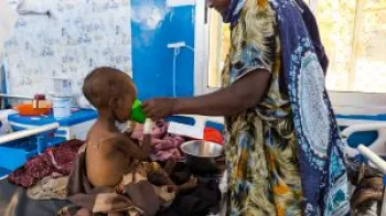 M�e alimenta seu filho gravemente desnutrido em um Centro de Alimenta��o Terap�utica apoiado por M�dicos Sem Fronteiras na Som�lia. (Foto: Yahya Mohammed/MSF)