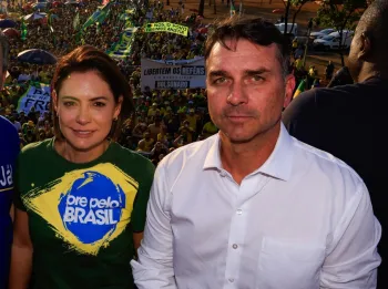 O momento de uni�o vem ap�s uma s�rie de trocas de farpas p�blicas entre madrasta e enteado