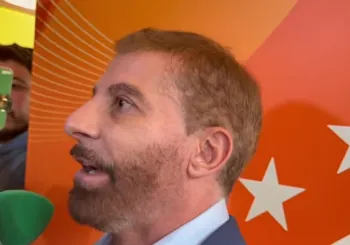 Pedrinho conversa com jornalistas na sede da CBF (Foto: Reprodu��o/Internet)