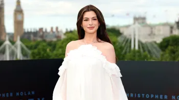 Anne Hathaway na premiere de 'The End of Oak Street' (Foto: Reprodu��o)