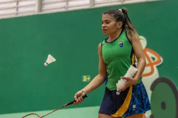 Ana Carolina Reis e Mikaela Almeida comemoram as medalhas de ouro no Internacional de badminton