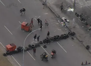 Protesto fecha Avenida S�o Francisco Xavier e Avenida Rei Pel�, na Mangueira Foto: Reprodu��o/ TV Globo