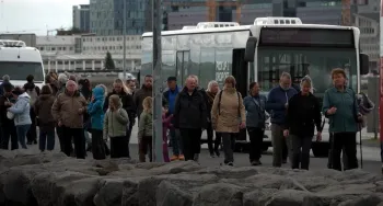Pessoas se re�nem para observar o eclipse solar em Reykjavik, na Isl�ndia. (Reuters)