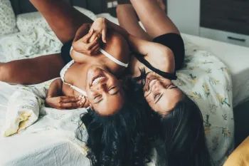 Ela n�o fazia ideia de que a amiga preferia mulheres a homens (imagem de arquivo) (Foto: Getty Images/iStockphoto)