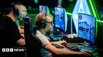 Gamers jogam em computadores durante uma conven��o de jogos organizada pela Twitch em Roterd� em 2024