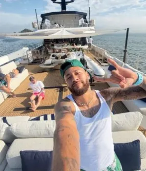 Iate de Neymar e JAQ H1, ambos constru�dos pelo estaleiro Arpoador