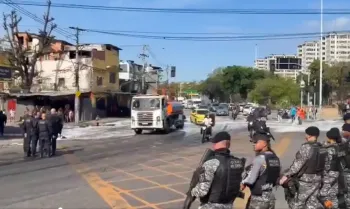 Manifesta��es contra a a��o da pol�cia bloqueiam vias do Rio - Reprodu��o V�deo/@PMERJ