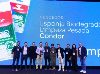 Equipe da Condor, ao lado dos jurados e apresentadores, recebem o Pr�mio Especial de Impacto Socioambiental. Foto: Divulga��o