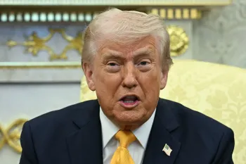 A equipe de Trump foi acusada de usar um item para esconder seus tornozelos (Imagem: AFP via Getty Images)