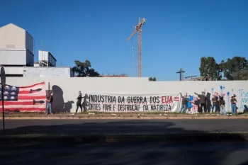 Imagens ainda mostram objetos que parecem ser simulacros de uma cartola, em refer�ncia � vestimenta do 'Tio Sam' (Reprodu��o/X)