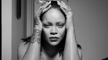 Rihanna arriscou um acidente de moda ao posar para a revista Elle (Foto: Inez & Vinoodh/Elle)
