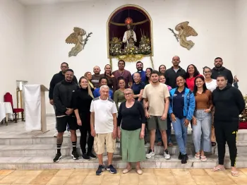 Padre �ngelo com os casais: igreja do Santo Cristo realiza primeiro casamento coletivo Foto: Divulga��o/Par�quia Santo Cristo dos Milagres