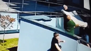 V�deo mostra momento em que homens salvam beb� que caiu do quinto andar Foto: TVN24