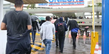 Estudantes chegam � faculdade Unieuro, em Bras�lia, para realiza��o da prova do Enade. Foto: Antonio Cruz/Ag�ncia Brasil