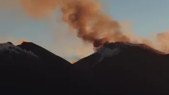Nuvem de cinzas do vulc�o Etna interrompe chegadas no aeroporto de Cat�nia, na Sic�lia. ETNA WALK VIA REUTERS
