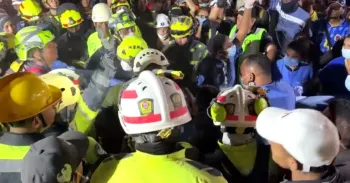 Socorristas resgatam mulher que ficou 36 horas presa em escombros ap�s terremoto na Col�mbia (Reprodu��o/Reuters)