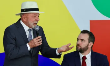 Presidente Lula (PT) e o ministro da Fazenda, Dario Durigan, durante o lan�amento do Novo Desenrola (Foto: Fabio Rodrigues / Ag�ncia Brasil)