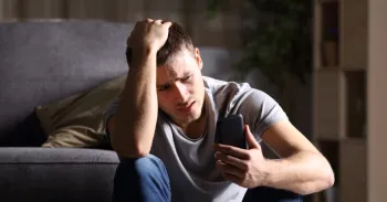 A imagem mostra um homem triste olhando para o celular, ilustrando a confus�o causada pelo alerta (Imagem: Getty Images/iStockphoto).