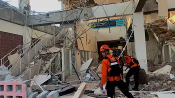 Terremoto de magnitude 7,7 deixa dezenas de mortos na Indon�sia