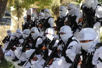 Combatentes do Talib� com armas de ataque dos EUA s�o fotografados em um desfile do Dia da Independ�ncia na cidade de Qalat, Afeganist�o, na quinta-feira (19) Taliban