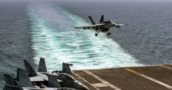 Um F/A-18E Super Hornet pousa no conv�s de voo do porta-avi�es USS Abraham Lincoln. U.S. Navy via Getty Images