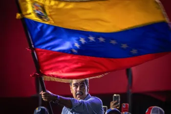 O presidente da Venezuela e candidato � reelei��o, Nicol�s Maduro, agita uma bandeira. (EFE/Henry Chirinos)