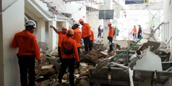 Equipes de resgate trabalham nos escombros causados pelo terremoto na Indon�sia. (Foto: REUTERS/Willy Kurniawan/Proibida Reprodu��o)